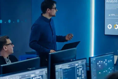 des experts de la cybersécurité dans un data center