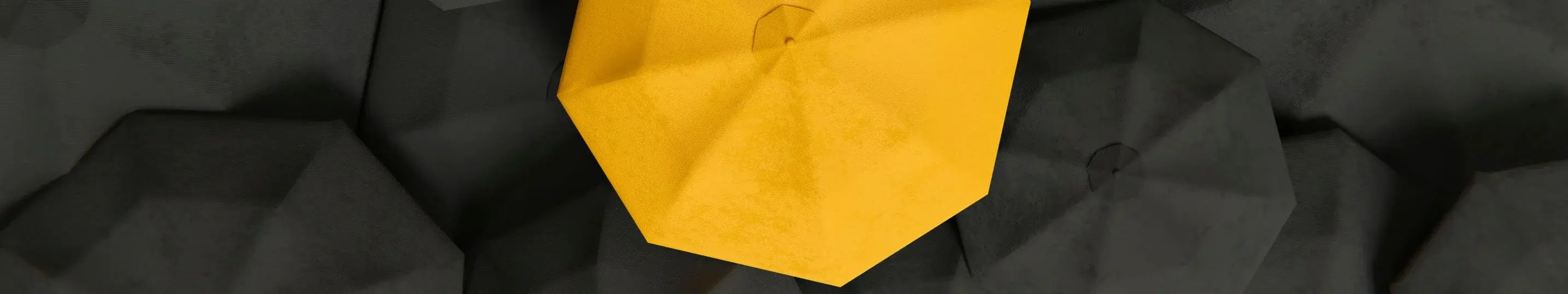 Parapluie jaune au milieu d'un tas de parapluie noir