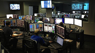 Cybersecurity-Experten arbeiten im Security Operations Center