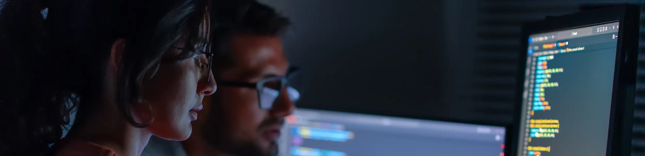 Personer framför dator