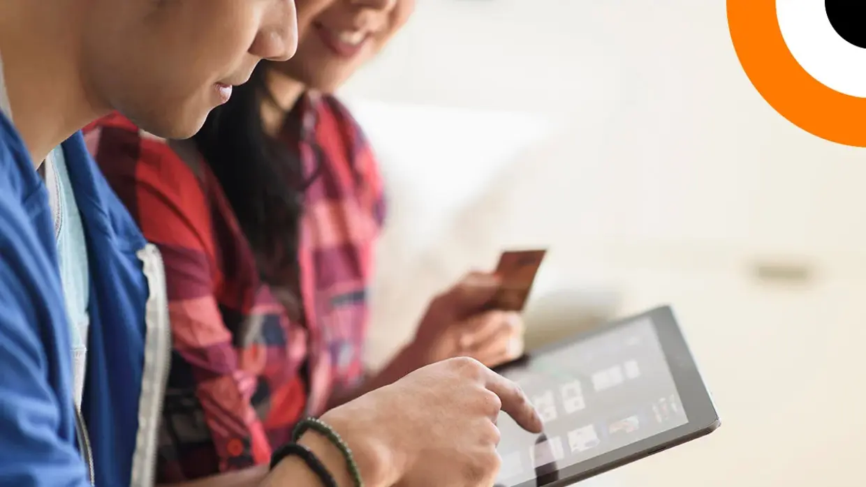 Sites frauduleux : quels risques et recours pour les marques ? Un homme et une femme en train d'effectuer un achat en ligne via une tablette.