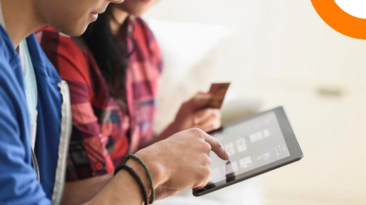 Sites frauduleux : quels risques et recours pour les marques ? Un homme et une femme en train d'effectuer un achat en ligne via une tablette.