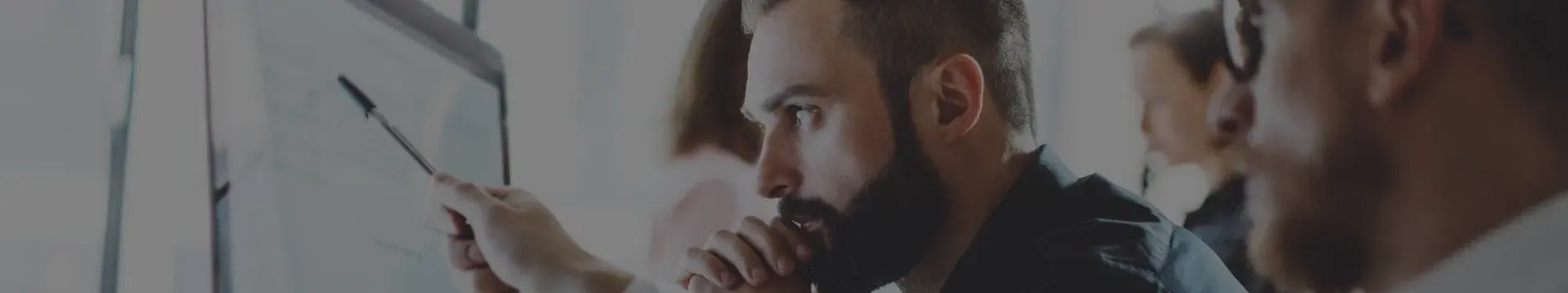 Des hommes regardent des données sur un ordinateur