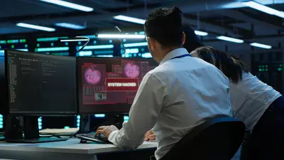Cybersicherheitsanalysten in einem Security Operations Center, die auf mehreren Bildschirmen auf kritische Malware-Warnmeldungen reagieren und Bedrohungen in Echtzeit untersuchen