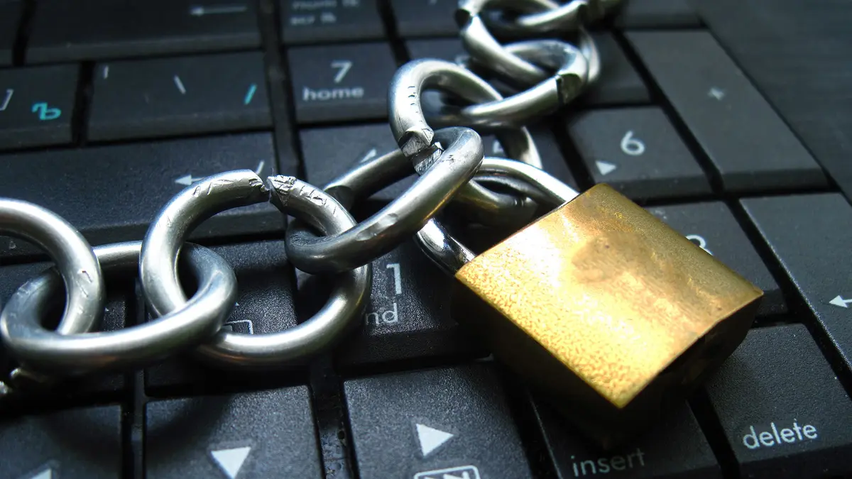 Cadenas attaché à une chaîne représentant la protection de donnée