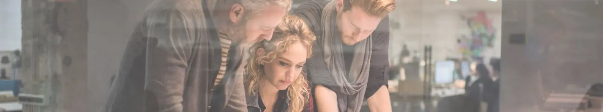 3 personnes regardant un plan sur une table