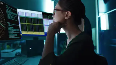 Une experte surveille un écran de monitoring