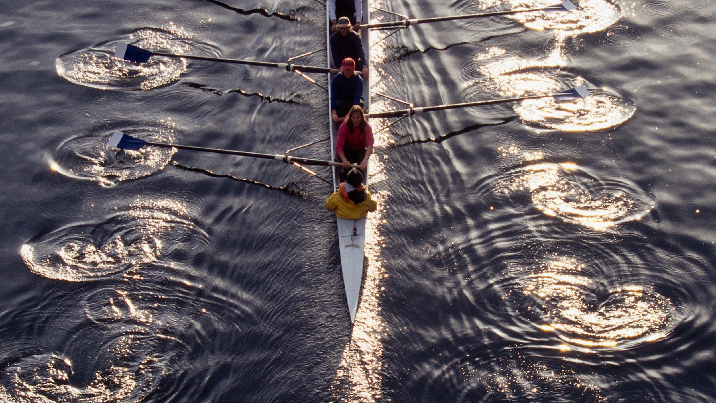 Afbeelding mensen in een roeiboot