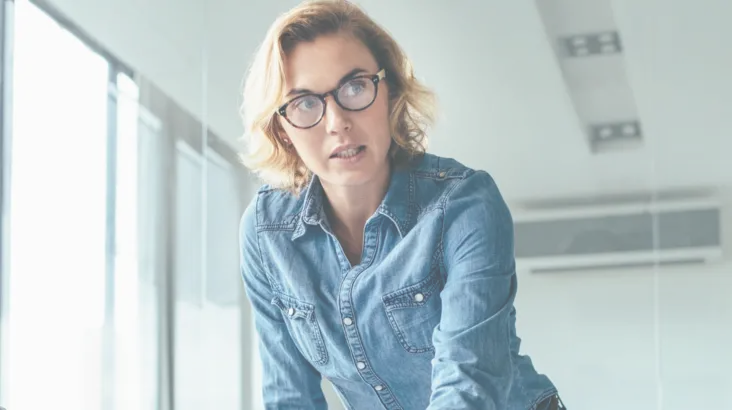 plusieurs personnes dans une salle qui discutent