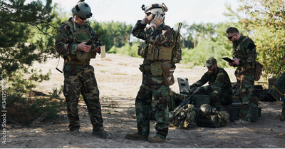 Intelligence artificielle quatre militaires qui vérifient leurs équipements