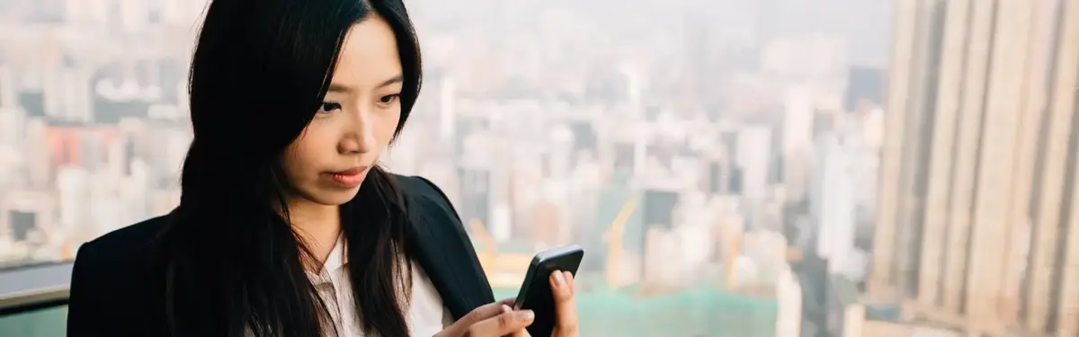 Frau am Endpoint Smartphone