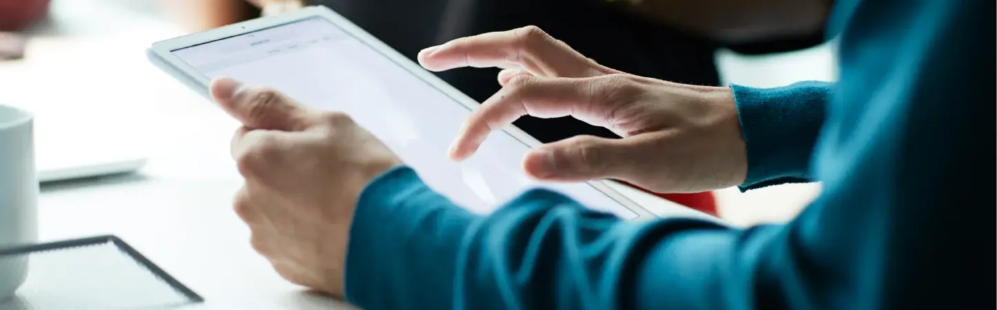 Person macht Notizen in Meeting