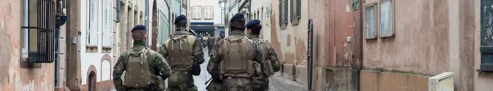 Groupe de militaires qui marchent dans une ville