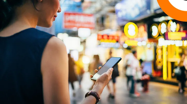 Qu'est-ce que Swift CSP ?  Une jeune femme consulte son smartphone dans la rue.