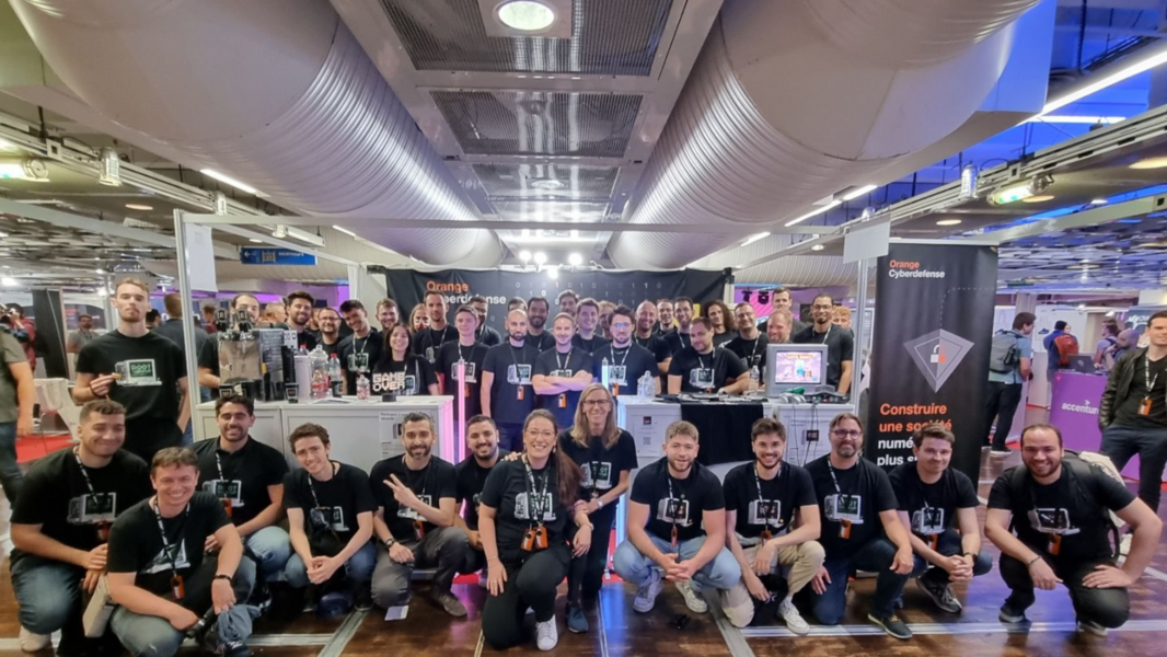 Photo de plusieurs collaborateurs d'Orange Cyberdefense sur leurs stands