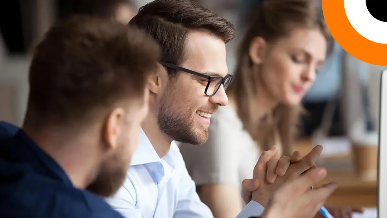 Les enjeux de la directive NIS 2 pour la cybersécurité et la résilience des entreprises Trois collègues travaillant ensemble.
