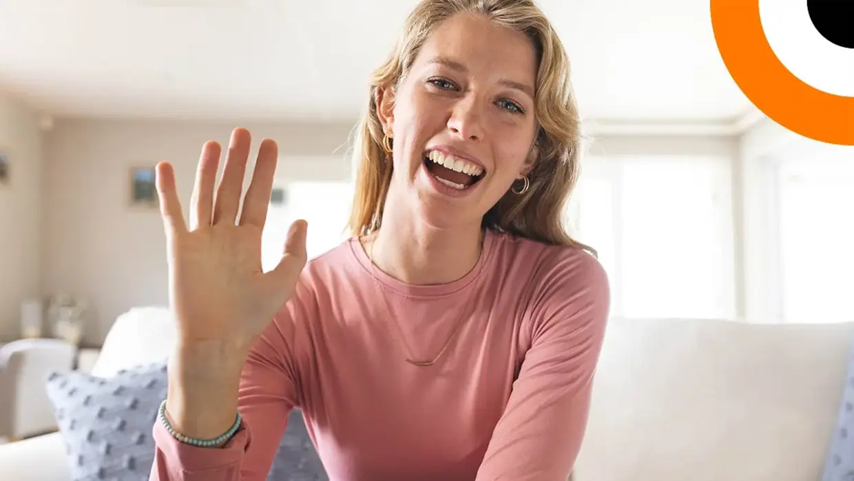 Les biais émotionnels utilisés par les cybercriminels. Une jeune femme saluant son interlocuteur.