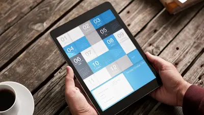 Une personne regarde une tablette
