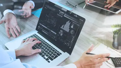 3 personnes autour d'un laptop