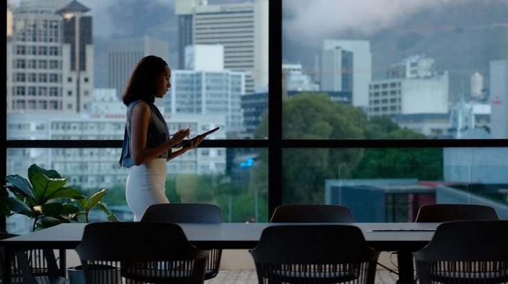 Afbeelding vrouw met tablet die loopt