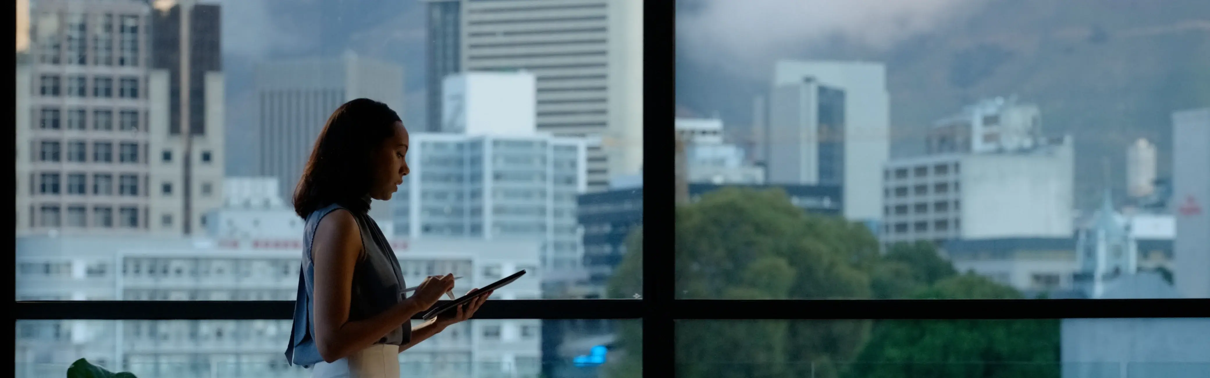 Afbeelding vrouw met tablet die loopt