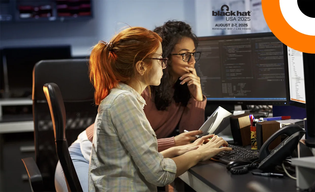 Black Hat USA 2025. Deux femmes travaillent côte à côte sur un ordinateur.