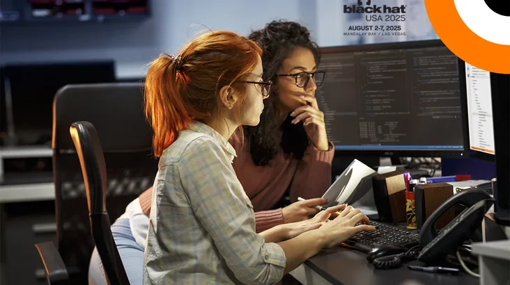 Black Hat USA 2025. Deux femmes travaillent côte à côte sur un ordinateur.