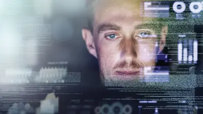 Mann vor Bildschirm mit Daten