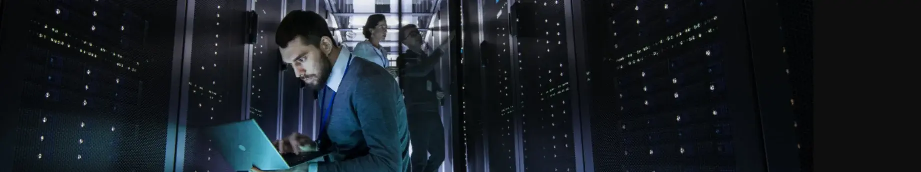 Un expert de la cybersécurité dans un datacenter