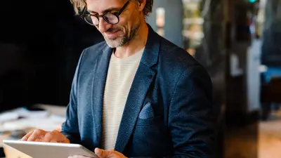 photo d'un homme qui tient une tablette tactile