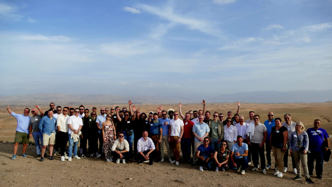 Photo d'un grand groupe de personnes dans le désert