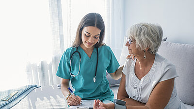 Female_doctor_patient