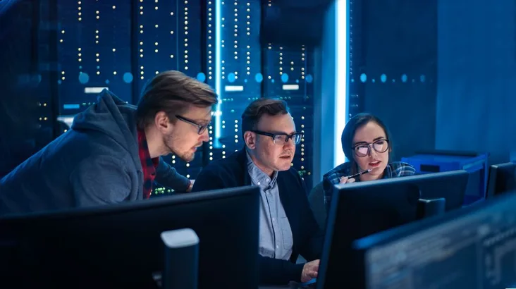 plusieurs experts de la cybersécurité dans une salle