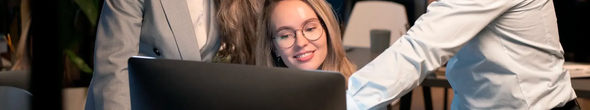 Une équipe devant un poste de travail