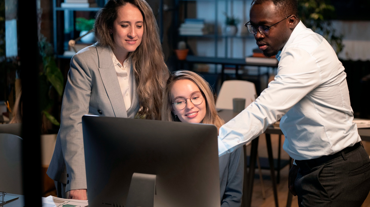 Une équipe devant un poste de travail