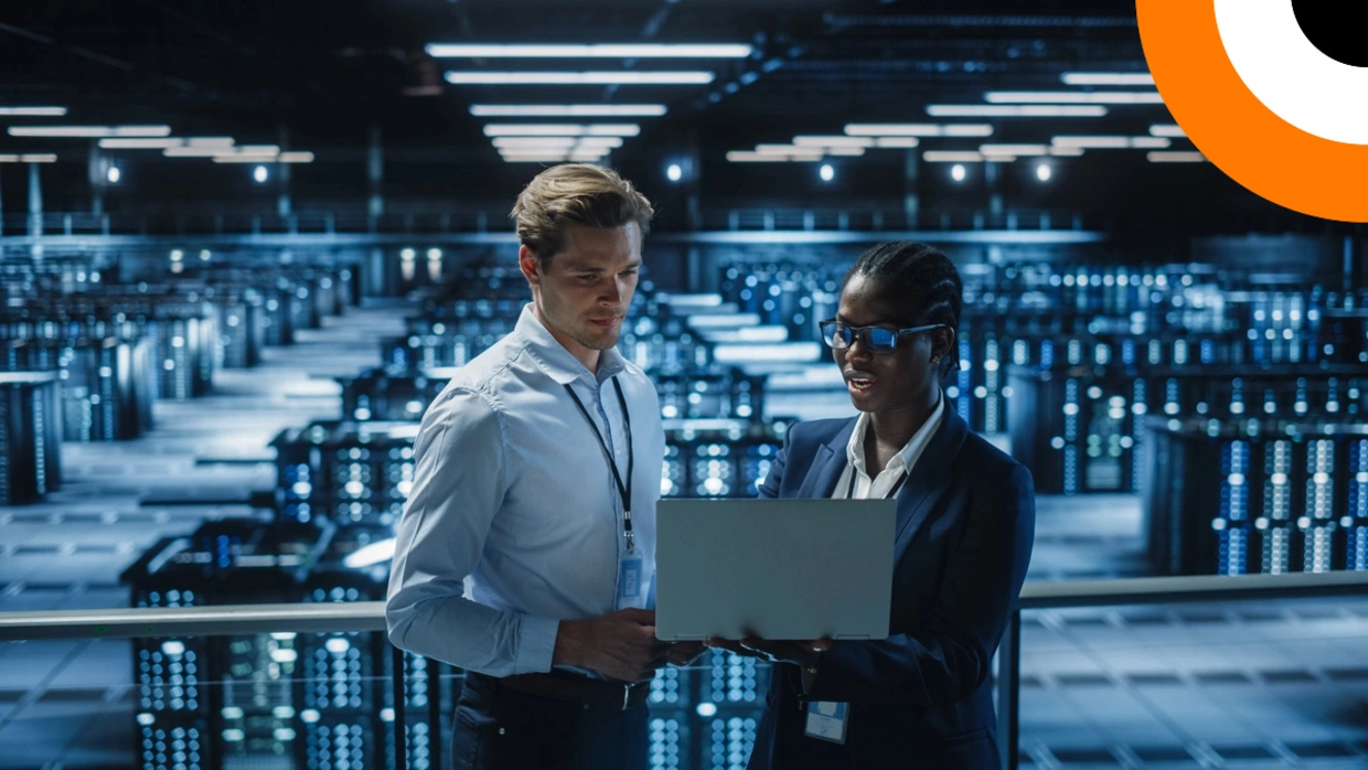 Comment le SASE redéfinit la stratégie des entreprises en matière de cybersécurité Un homme et une femme travaillant côte à côte au sein d'un environnement technologique de pointe.