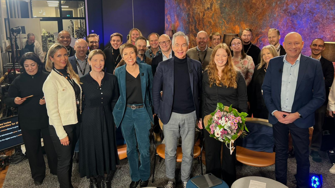 Photo d'un groupe de personne dans un studio de production