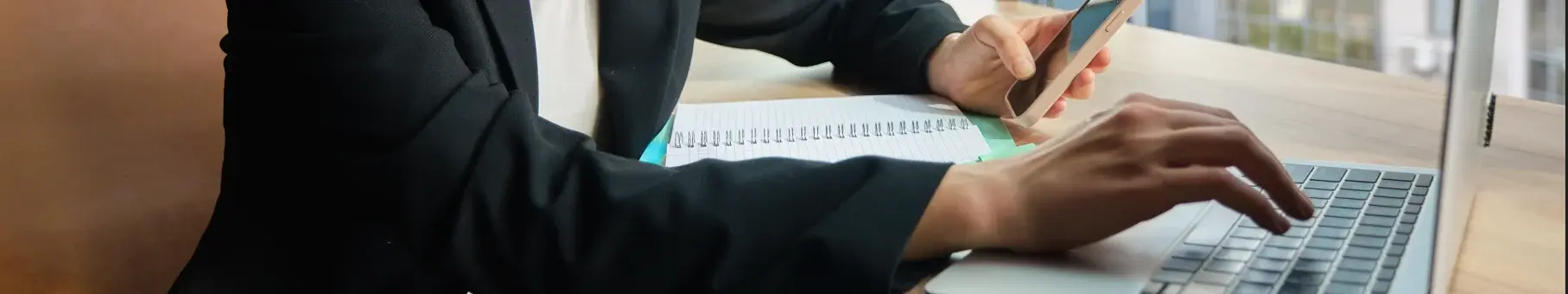 jeune femme travaillant sur internet