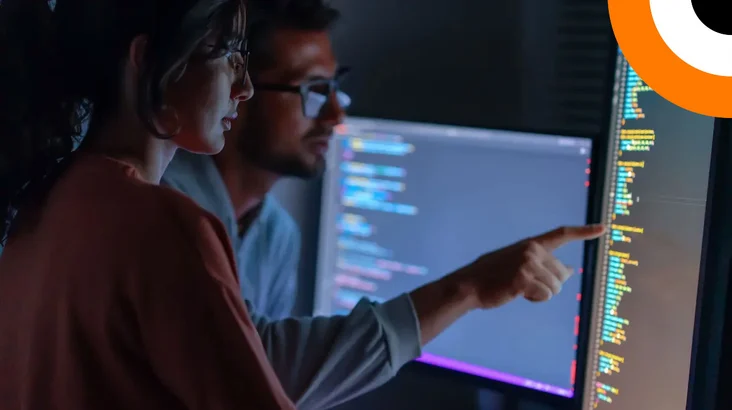 Le CERT d'Orange Cyberdefense dévoile une attaque de type phishing à l'échelle européenne. Un expert en cybersécurité pointe du doigt un écran disposé en mode horizontal.