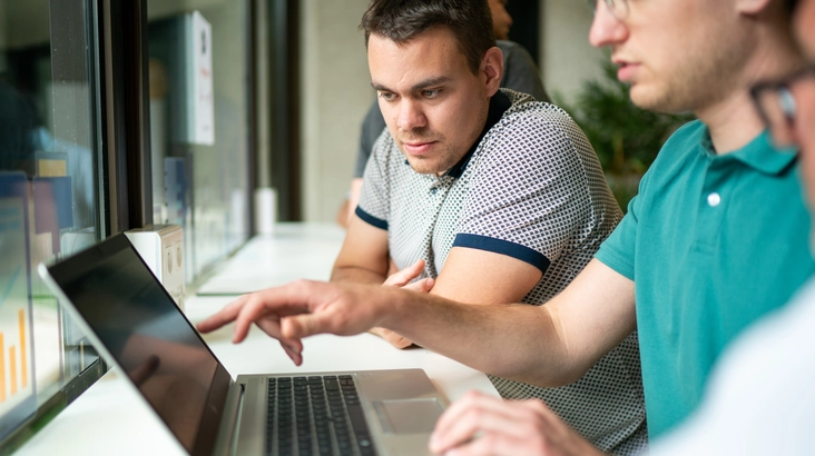 3 personnes regardant un ordinateur