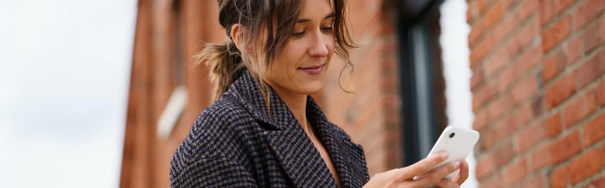 femme utilisant son smartphone