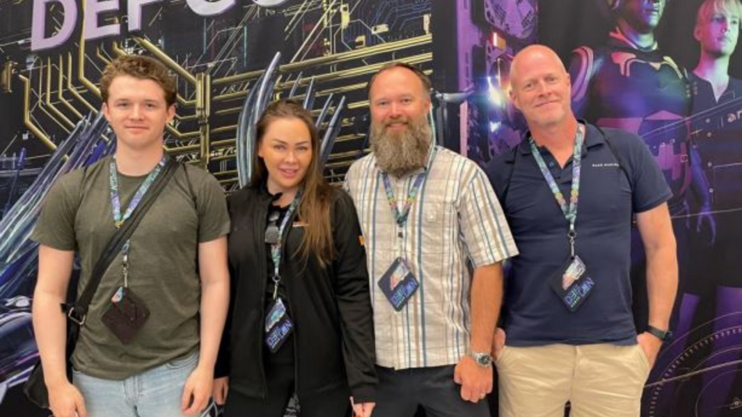 Photo de trois hommes et une femme