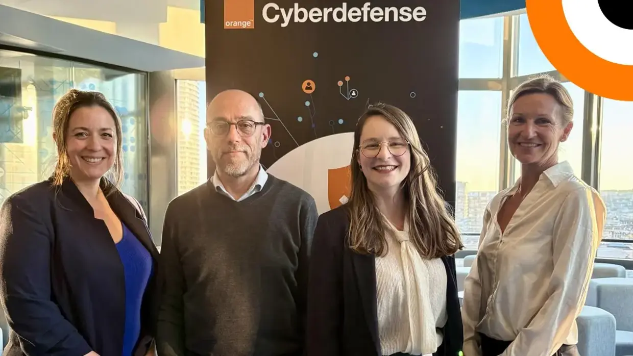 A l'écoute des Podcasts d'Orange Cyberdefense. Anouk Schmitt, Marc Tolub et Julie Carrier d'Orange Cyberdefense entourent Leslie Fornero, animatrice d'une série de podcasts dédiée à la Défense