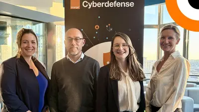 A l'écoute des Podcasts d'Orange Cyberdefense. Anouk Schmitt, Marc Tolub et Julie Carrier d'Orange Cyberdefense entourent Leslie Fornero, animatrice d'une série de podcasts dédiée à la Défense