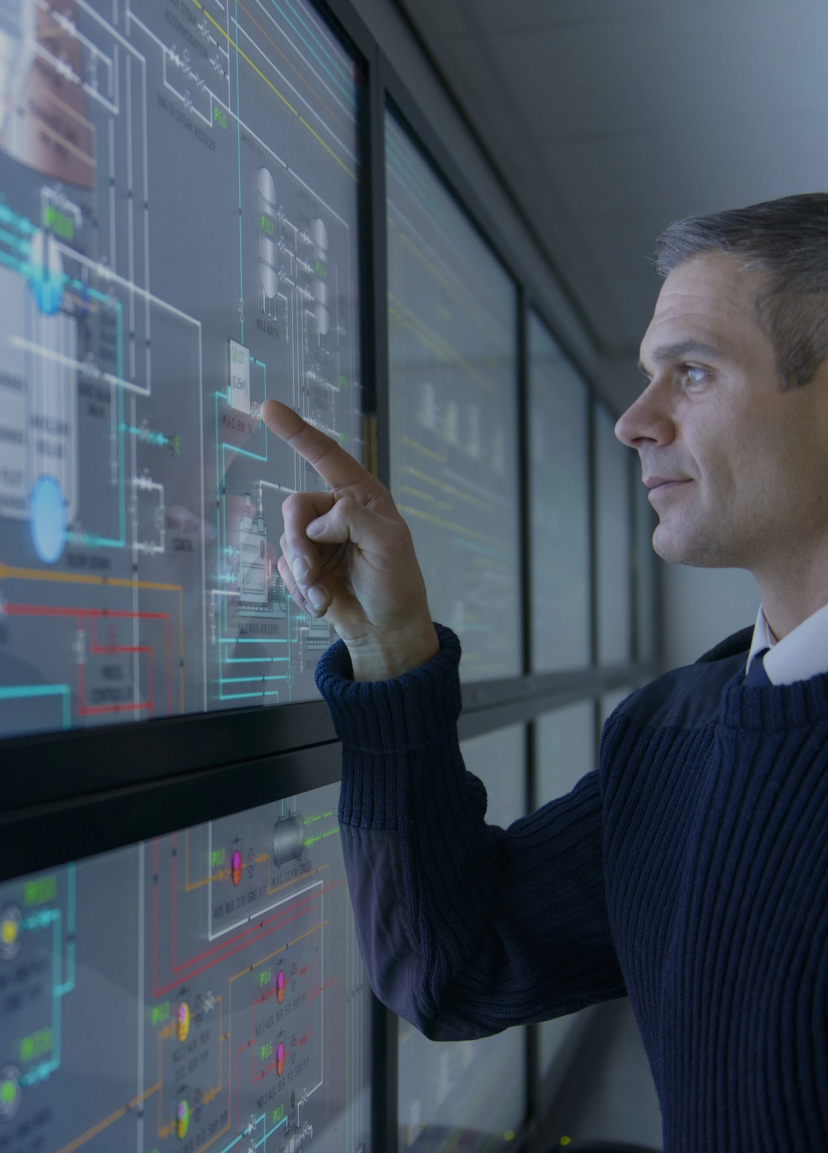 Personne devant un écran de contrôle de sécurité