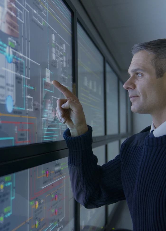 Personne devant un écran de contrôle de sécurité