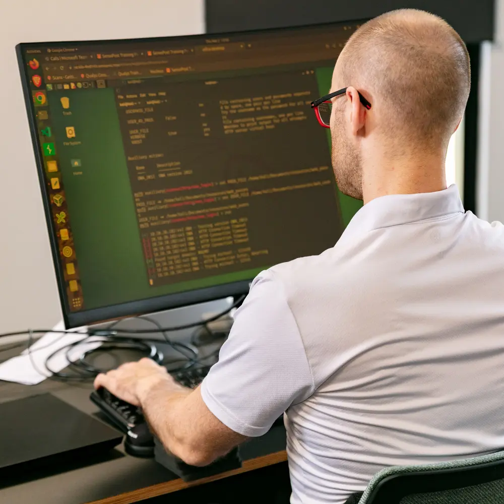homme devant écran ordinateur