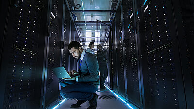 Un expert de la cybersécurité dans un datacenter