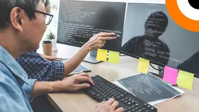 Fuite de données : quelles utilisations frauduleuses des données compromises ? Deux experts en cybersécurité analysent des données sur un ordinateur.