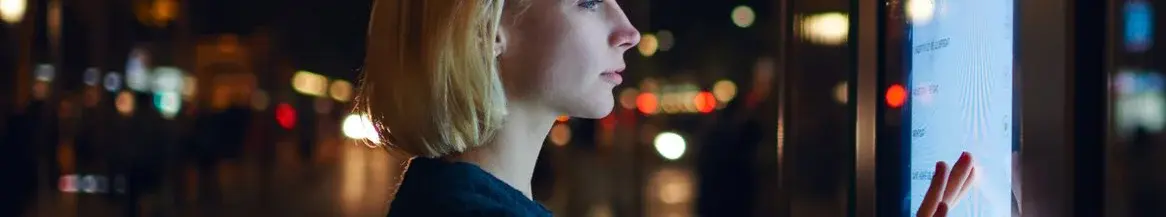 Une femme regarde un grand écran